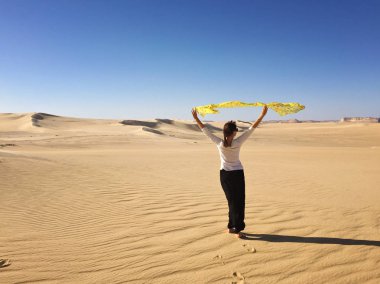 Bahariya, Mısır - Nisan 2018: genç kadın beyaz çöl (Farafra) Mısır'daki güzelliği gözlemleyerek. Güzel Sahara manzara, kadın çölde, Mısır