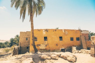 Siwa vahasındaki geleneksel Mısır evi. Uzak köy evi.