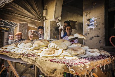 Mısır'daki Siwa oasis şehirdeki sokak fırını. Mısır adam geleneksel ekmek fırın, Mısır koyarak