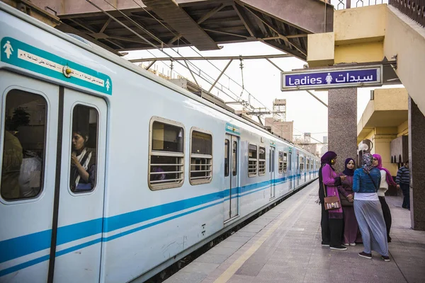 Kadınlar sadece Kahire, Mısır için Metro taşıma
