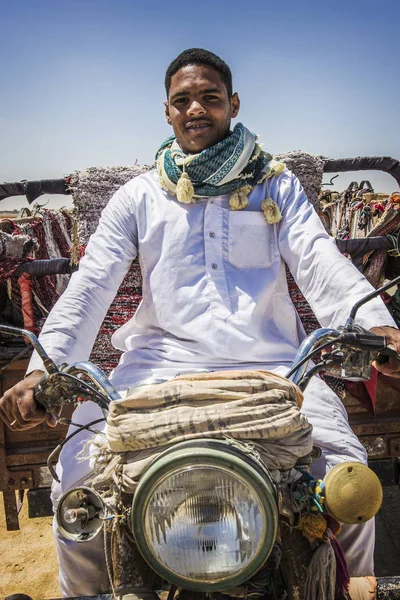 Jeune Égyptien Portant Des Vêtements Bédouins Conduisant Tuk Tuk Traditionnel — Photo