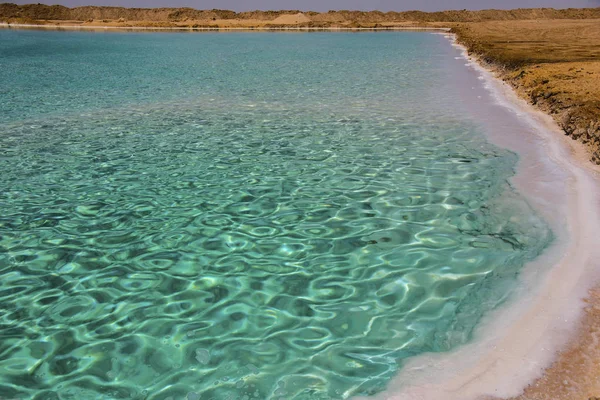 Turkuaz su ve Siwa oasis, Mısır yakınındaki kıyısında beyaz tuz Tuz Gölü