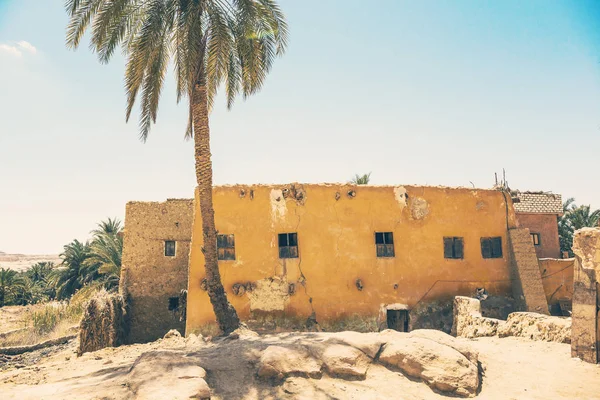 Siwa vahasındaki geleneksel Mısır evi. Uzak köy evi.
