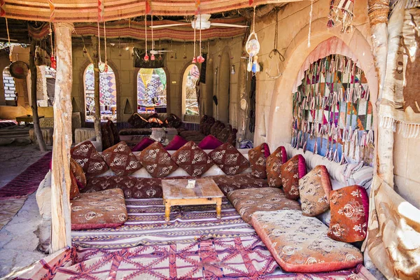 Geleneksel Mısır Restoran, kahve dükkanı. Oryantal tarzı kafe mobilyaları ve Doğu dekor, Siwa oasis, Mısır