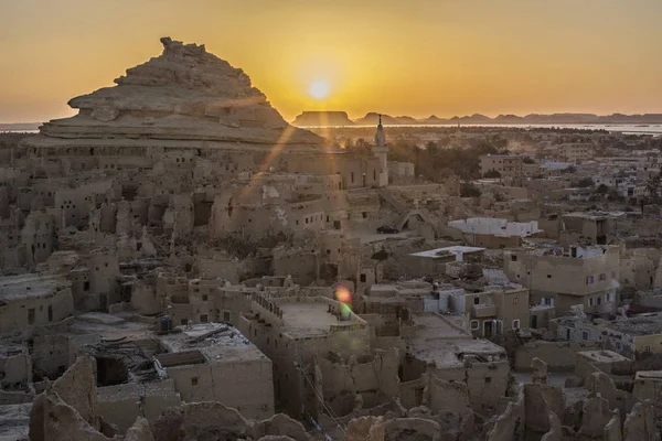 Siwa oasis güzel günbatımında. Shali kale kalıntıları, Siwa oasis eski şehir, Mısır
