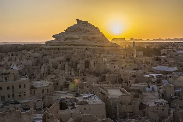 Siwa oasis güzel günbatımında. Shali kale kalıntıları, Siwa oasis eski şehir, Mısır