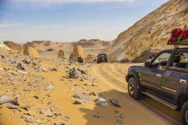 Bahariya, Mısır - Nisan 2018: Sahra Çölü, Mısır beyaz çöl (Farafra), Bahariya Jeep arabada