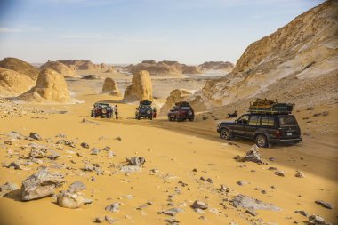 Bahariya, Mısır - Nisan 2018: Sahra Çölü, Mısır beyaz çöl (Farafra), Bahariya Jeep arabada