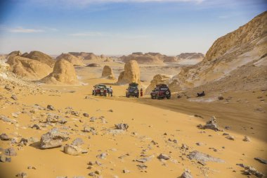Bahariya, Mısır - Nisan 2018: Sahra Çölü, Mısır beyaz çöl (Farafra), Bahariya Jeep arabada