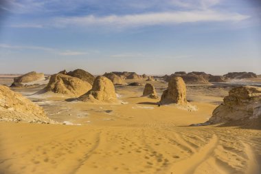 Mısır'daki çöl manzara. Beyaz çöl Mısır (Farafra). Beyaz taşlar ve sarı sands.