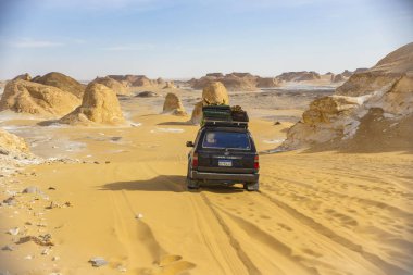 Bahariya, Mısır - Nisan 2018: Sahra Çölü, Mısır beyaz çöl (Farafra), Bahariya Jeep arabada