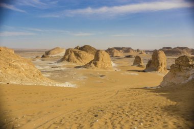 Mısır'daki çöl manzara. Beyaz çöl Mısır (Farafra). Beyaz taşlar ve sarı sands.