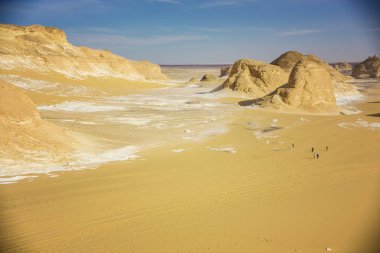 Mısır'daki çöl manzara. Beyaz çöl Mısır (Farafra). Beyaz taşlar ve sarı sands.