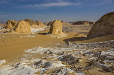 Mısır'daki çöl manzara. Beyaz çöl Mısır (Farafra). Beyaz taşlar ve sarı sands.