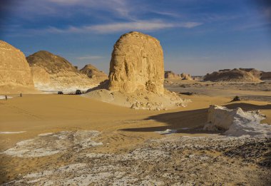 Mısır'daki çöl manzara. Beyaz çöl Mısır (Farafra). Beyaz taşlar ve sarı sands.