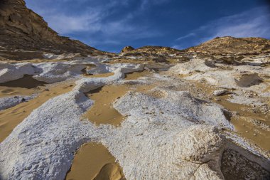 Mısır'daki çöl manzara. Beyaz çöl Mısır (Farafra). Beyaz taşlar ve sarı sands.