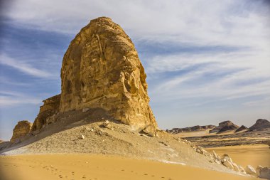 Mısır'daki çöl manzara. Beyaz çöl Mısır (Farafra). Beyaz taşlar ve sarı sands.