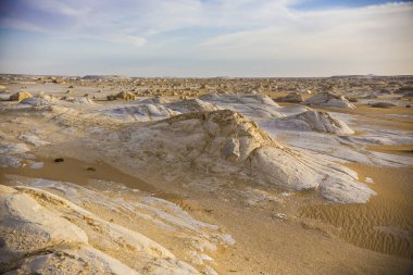Mısır'daki çöl manzara. Beyaz çöl Mısır (Farafra). Beyaz taşlar ve sarı sands.