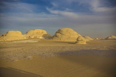 Mısır'daki çöl manzara. Beyaz çöl Mısır (Farafra). Beyaz taşlar ve sarı sands.