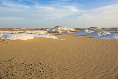 Mısır'daki çöl manzara. Beyaz çöl Mısır (Farafra). Beyaz taşlar ve sarı sands.