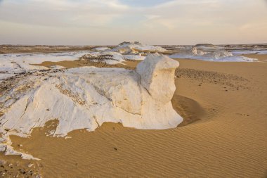 Mısır'daki çöl manzara. Beyaz çöl Mısır (Farafra). Beyaz taşlar ve sarı sands. Gün batımında Sahra Çölü.