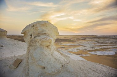 Mısır'daki çöl manzara. Beyaz çöl Mısır (Farafra). Beyaz taşlar ve sarı sands. Gün batımında Sahra Çölü.