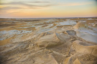 Mısır'daki çöl manzara. Beyaz çöl Mısır (Farafra). Beyaz taşlar ve sarı sands. Gün batımında Sahra Çölü.
