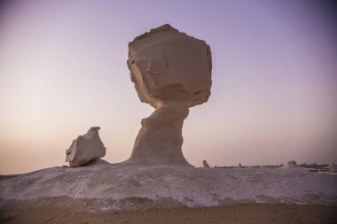Mısır'daki çöl manzara. Beyaz çöl Mısır (Farafra). Beyaz taşlar ve sarı sands. Mısır'daki Sahara günbatımı