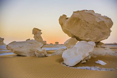 Mısır'daki çöl manzara. Beyaz çöl Mısır (Farafra). Beyaz taşlar ve sarı sands. Gün batımında Sahra Çölü.