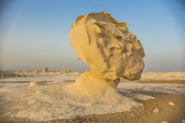 Mısır'daki çöl manzara. Beyaz çöl Mısır (Farafra). Beyaz taşlar ve sarı sands. Gün batımında Sahra Çölü.