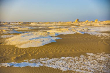 Mısır'daki çöl manzara. Beyaz çöl Mısır (Farafra). Beyaz taşlar ve sarı sands. Gün batımında Sahra Çölü.
