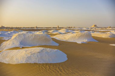 Mısır'daki çöl manzara. Beyaz çöl Mısır (Farafra). Beyaz taşlar ve sarı sands. Gün batımında Sahra Çölü.
