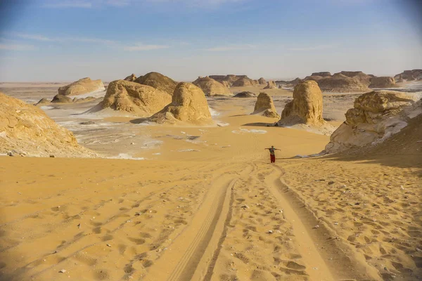 Sivatagi Táj Egyiptomban Fehér Sivatag Farafra Egyiptomban Fehér Kövek Sárga — Stock Fotó