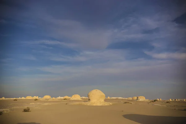 Pouštní Krajina Egyptě Bílá Poušť Egyptě Faráfra Bílé Kameny Žlutý — Stock fotografie