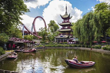 Copenhagen, Danimarka - Temmuz 2018: Çin geleneksel pagoda tapınakta Chinatown alanı içinde Tivoli Bahçeleri, Kopenhag, Danimarka