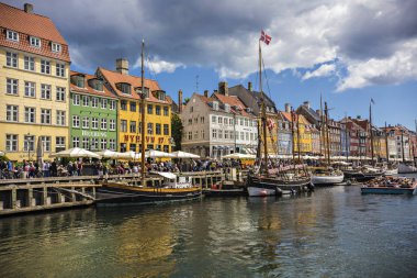 Nyhavn antik liman renkli evleri ve tekne Kopenhag merkezi City, Danimarka