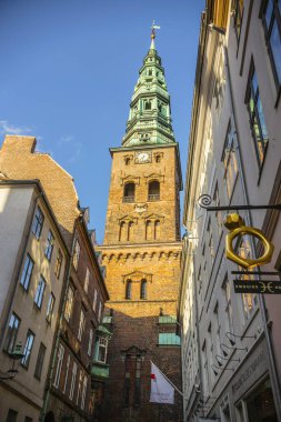 COPENHAGEN, DENMARK - Haziran 2018: Kopenhag şehir merkezindeki eski kilise kulesi