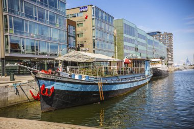 Tekneler tarafından Malmo deniz alanı, İsveç iskelede