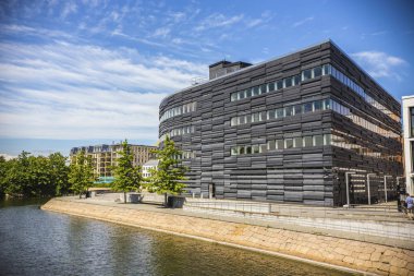 Malmö, İsveç - Haziran 2018: Modern evler Malmo şehir merkezinde güneşli bir gün, İsveç