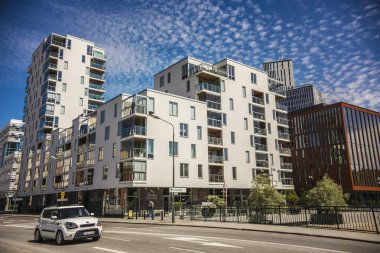 Modern evler Malmo şehir merkezinde güneşli bir gün, İsveç