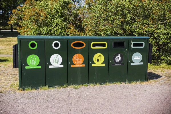 Çöp kovaları için İsveç'te çeşitli çöp. Çöp bidonları sıralama.