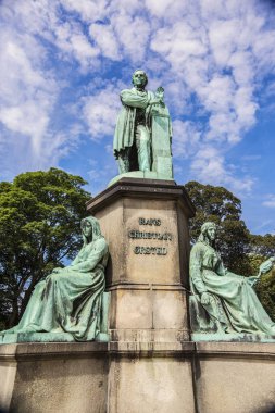 Hans Christian Orsted anıt elektrik akımları manyetik alanlar, Danimarka oluşturmak keşfeden bir Danimarkalı fizikçi ve kimyacıydı