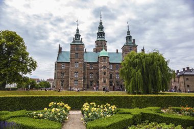 Bulutlu yaz gününde Rosenborg kalede Kopenhag, Danimarka