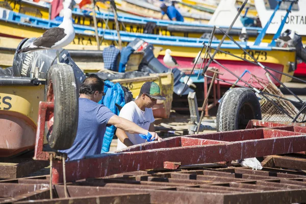 Människor Som Arbetar Fiskmarknaden Valparaíso Chile Fiskaren Skär Färsk Fisk — Stockfoto