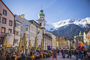 Innsbruck şehir merkezi ile lots-in insanlar ve sokak kafeleri Paskalya tatili ile büyük Paskalya yumurtaları, Innsbruck, Tyrol, Avusturya için dekore edilmiş