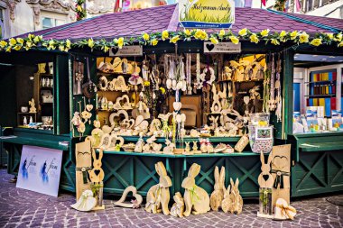 Paskalya Pazar çeşitli Paskalya dekor elemanları ile ev ve Paskalya hediyeler için. Paskalya öznitelikleri, Innsbruck, Avusturya ile dükkanı vitrin