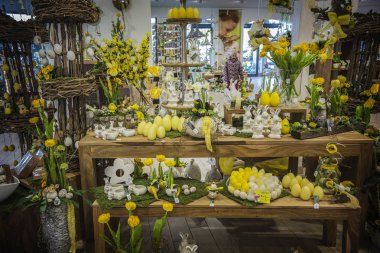 Dekor ev için çeşitli Paskalya dekor elemanları ile mağaza. Vitrin Shop ile Paskalya öznitelikleri, Otztal, Avusturya