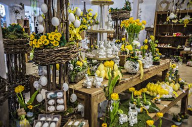 Dekor ev için çeşitli Paskalya dekor elemanları ile mağaza. Vitrin Shop ile Paskalya öznitelikleri, Otztal, Avusturya