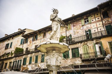 Madonna Verona, merkezi kare Piazza delle Erbe, Verona, İtalya, şehrin sembolü Çeşmesi