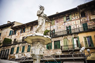 Madonna Verona, merkezi kare Piazza delle Erbe, Verona, İtalya, şehrin sembolü Çeşmesi